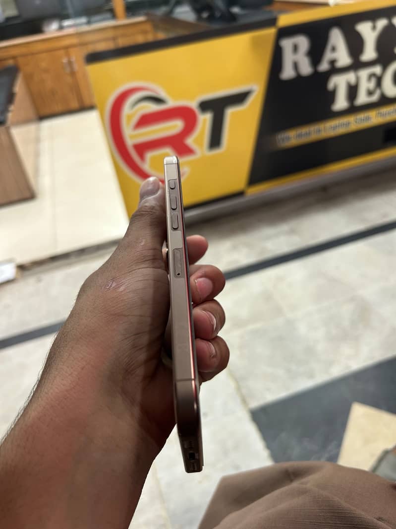 Apple iPhone 16 Pro Max 0