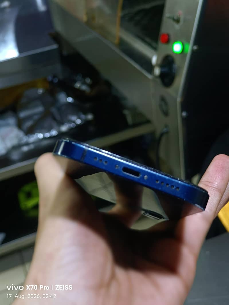 Apple iPhone 12 4