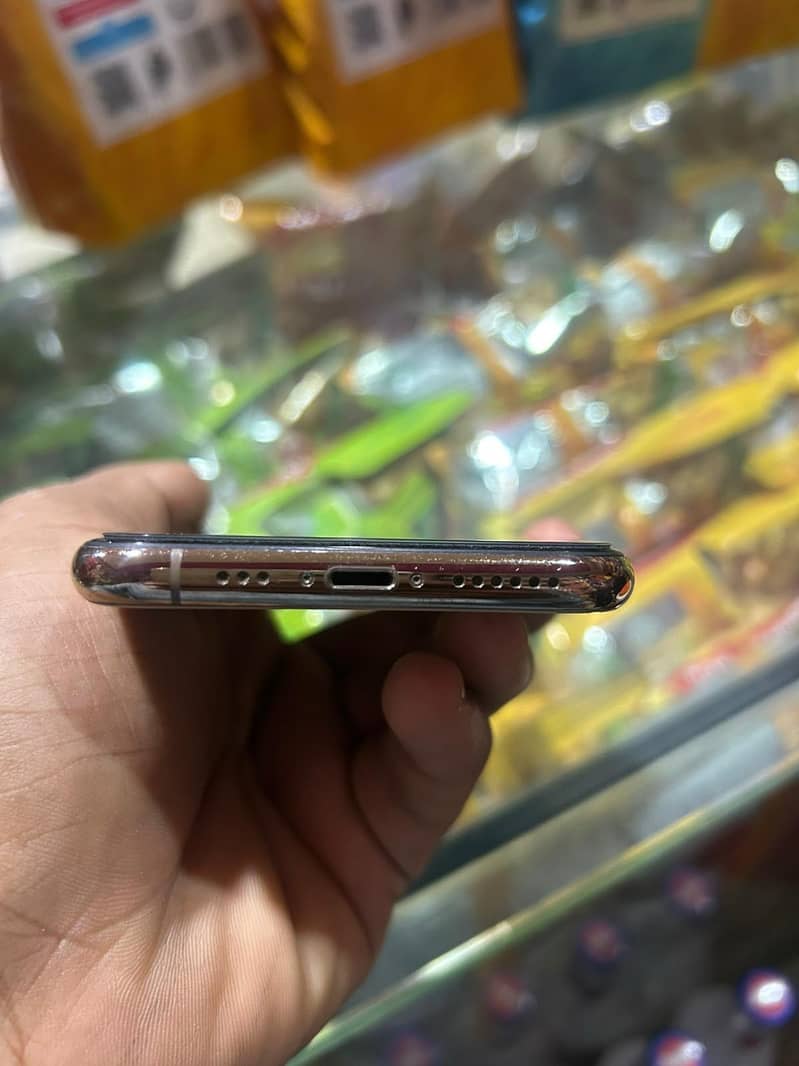 Apple iPhone 11 Pro 4