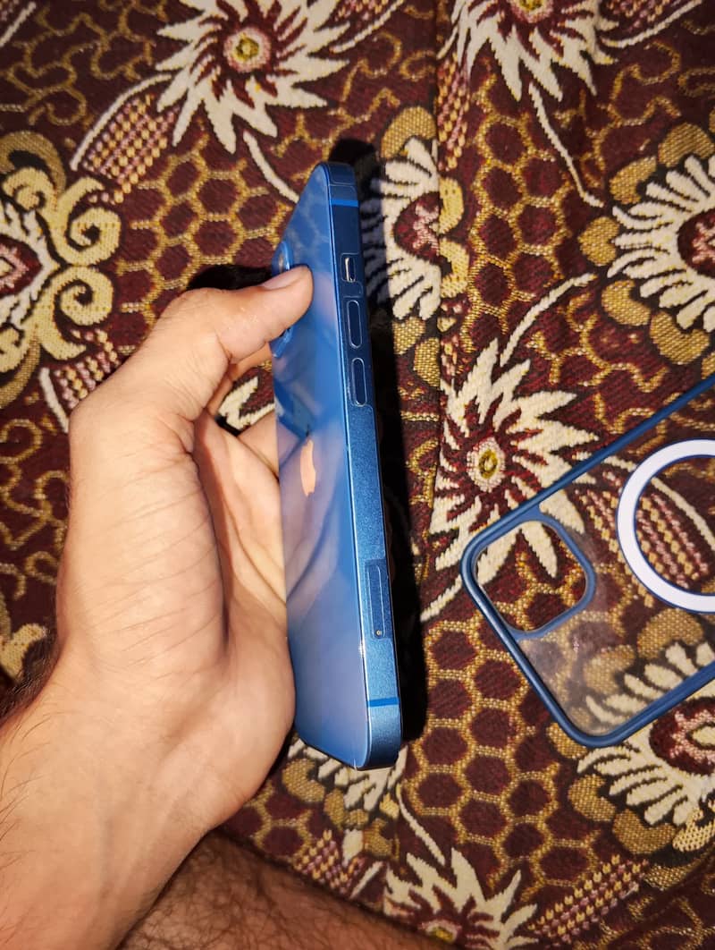 Apple iPhone 13 2