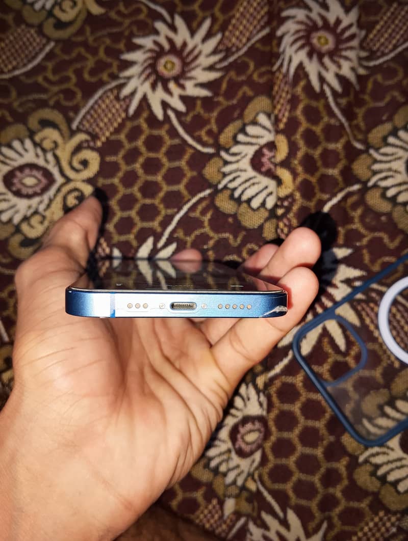 Apple iPhone 13 5