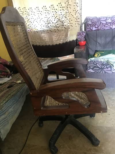 1 Chair Thori bas damge ha zayda nai Baqi ok ha