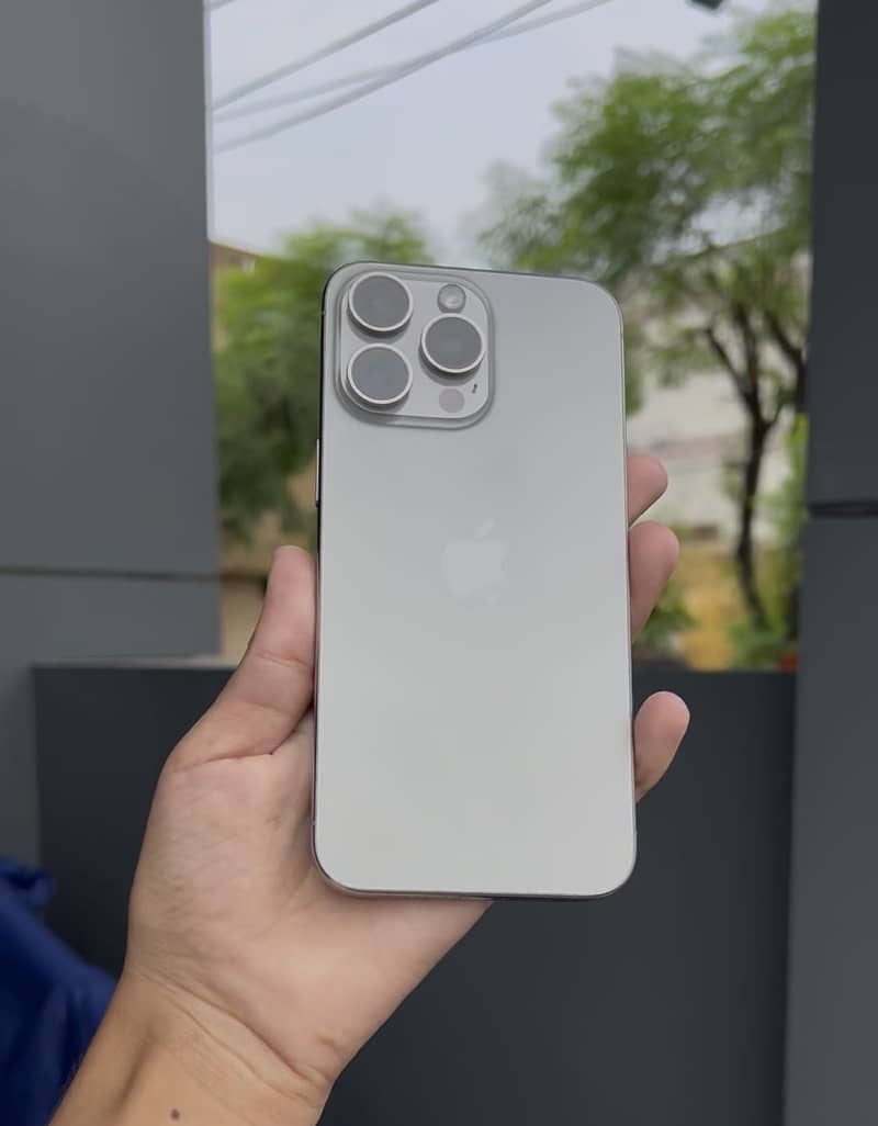 Apple iPhone 15 Pro Max 0