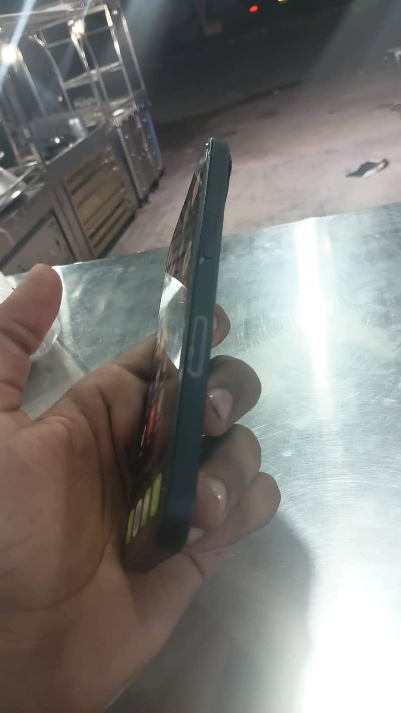 Apple iPhone 13 5