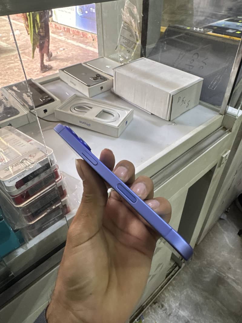 Apple iPhone 16 2