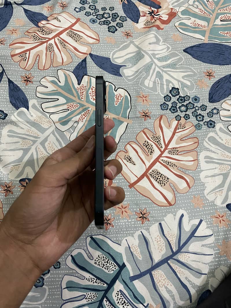 Apple iPhone 13 4