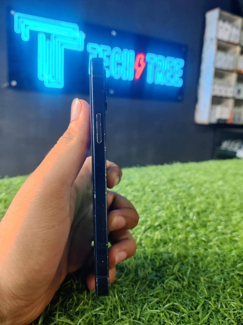 Apple iPhone 12 6