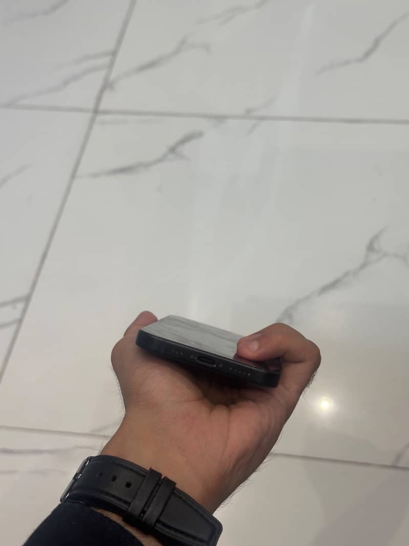Apple iPhone 15 4