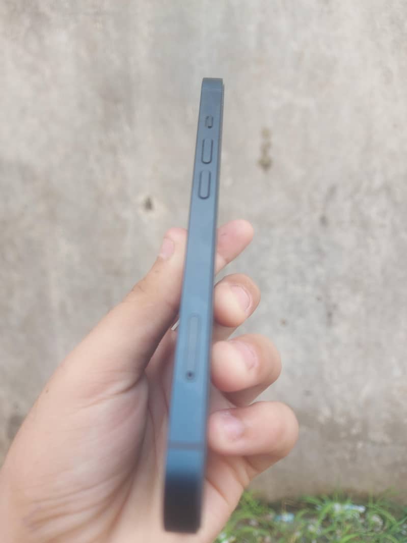 Apple iPhone 13 5