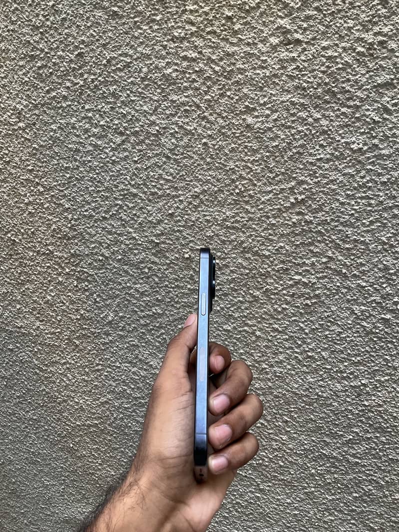 iPhone 15 Pro Max 4