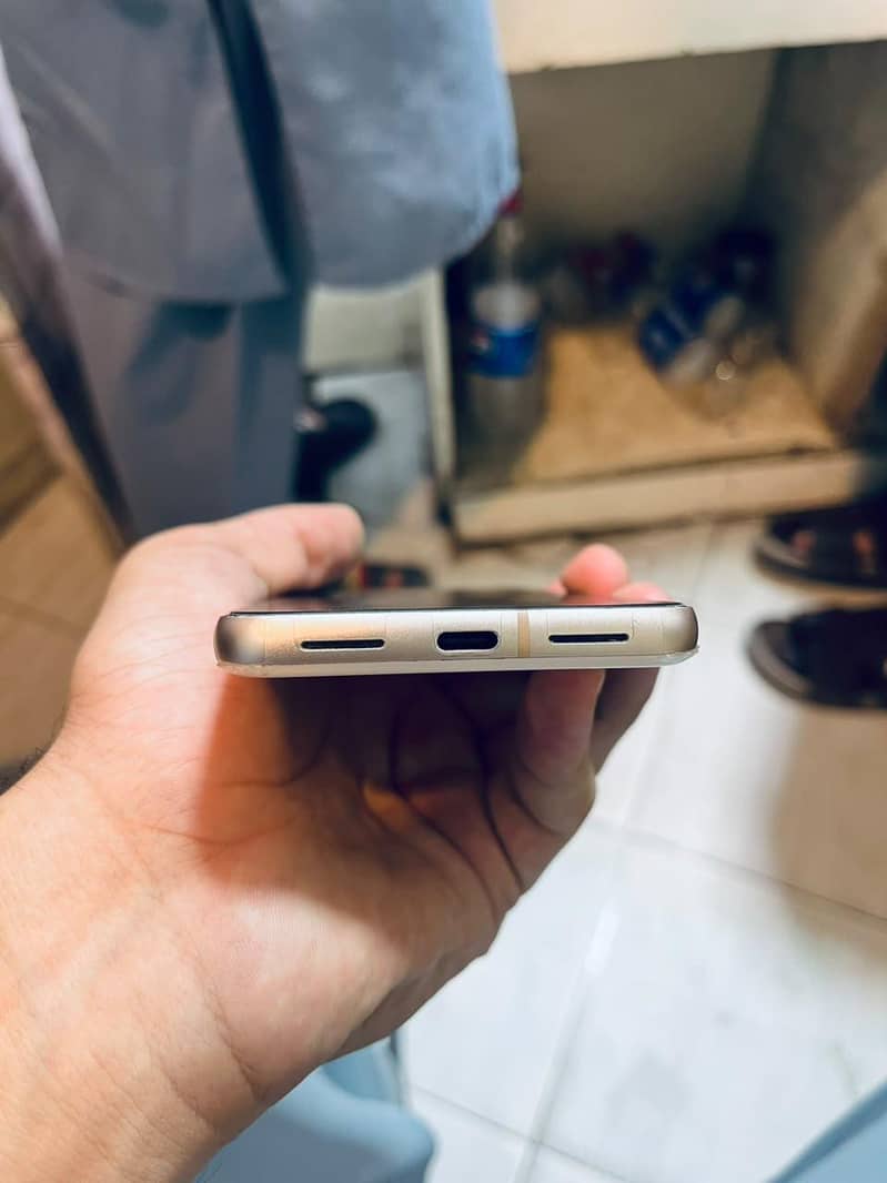 Google Pixel 8 4