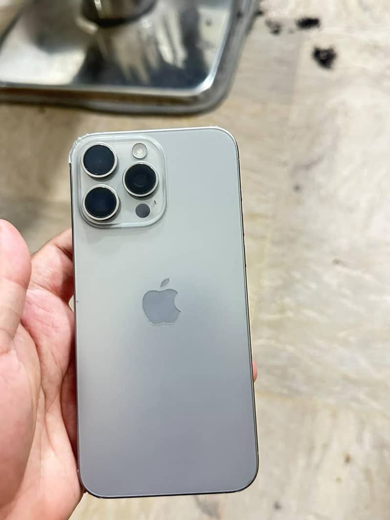 Apple iPhone 15 Pro Max 3