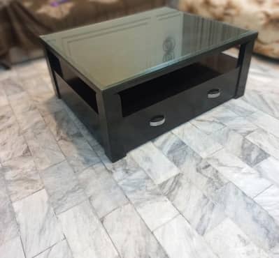 Modern center table for sale 10/10 condition.