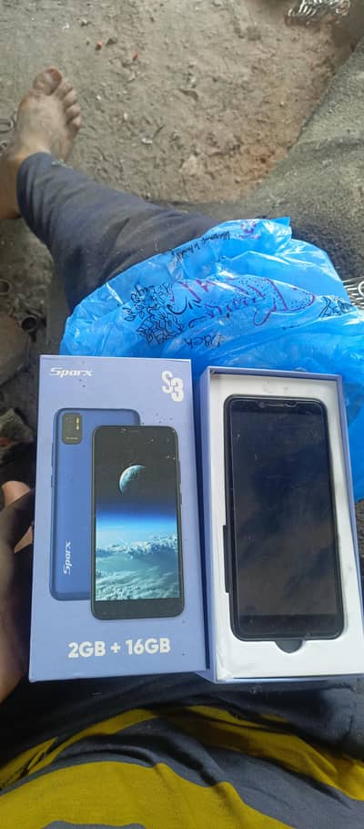 bohat Acha mobile hai koi msla nhi 2 ram 16 memory box sath hai