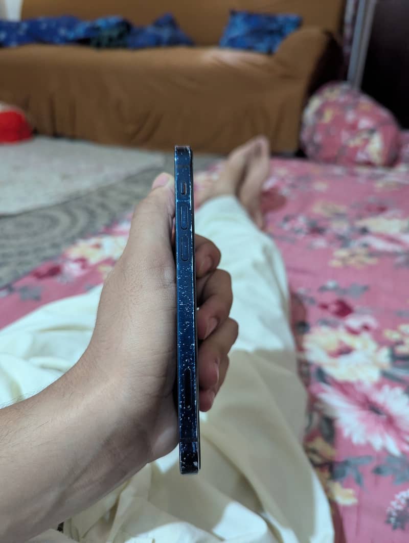 Apple iPhone 12 4