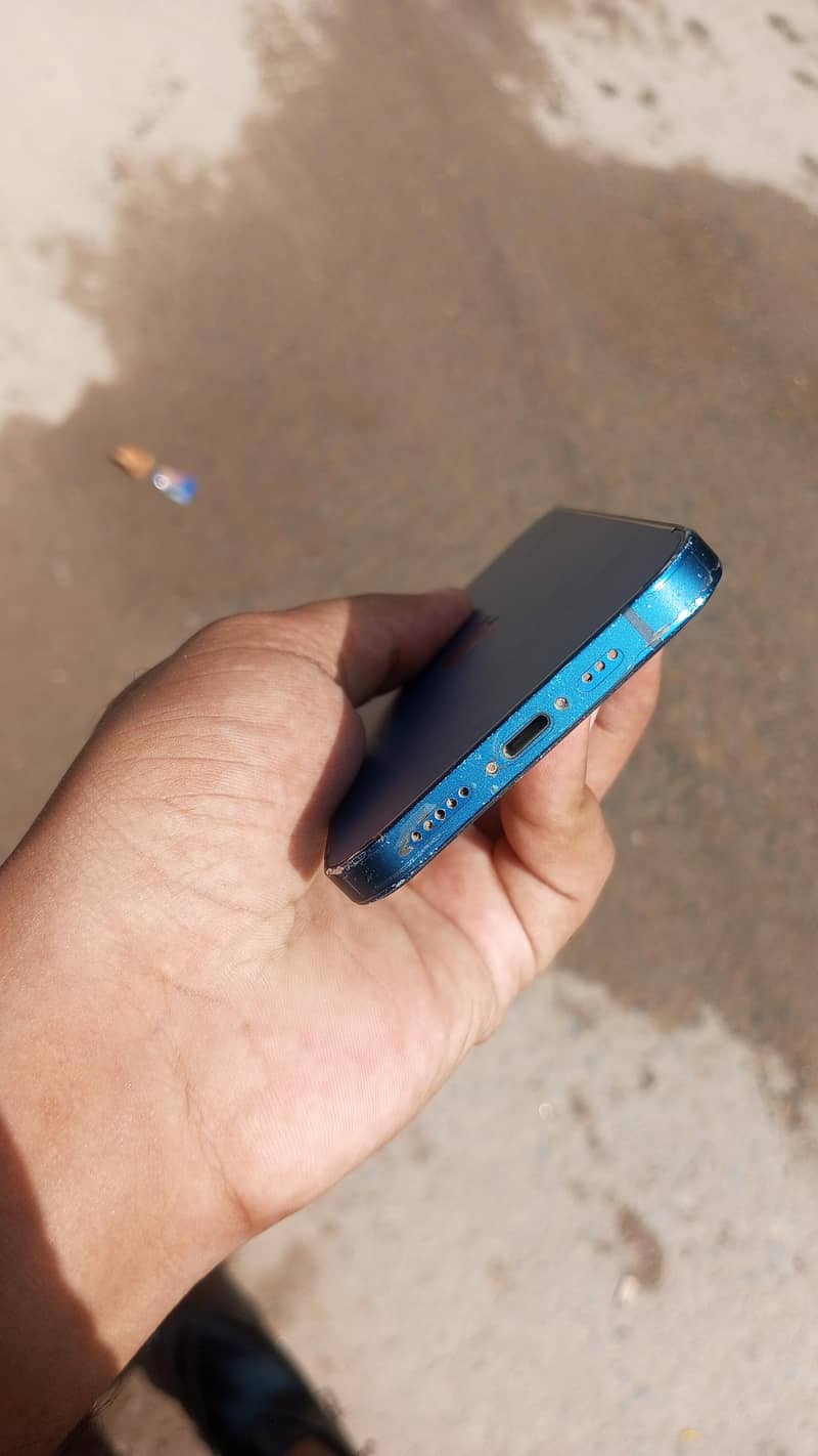 Apple iPhone 12 4