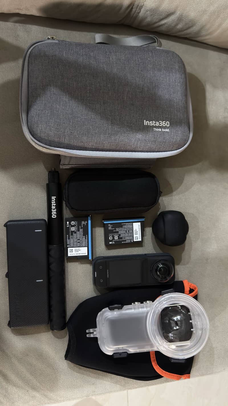 Insta 360 x5 Essential Bundle & Dive Case Complete Box 0