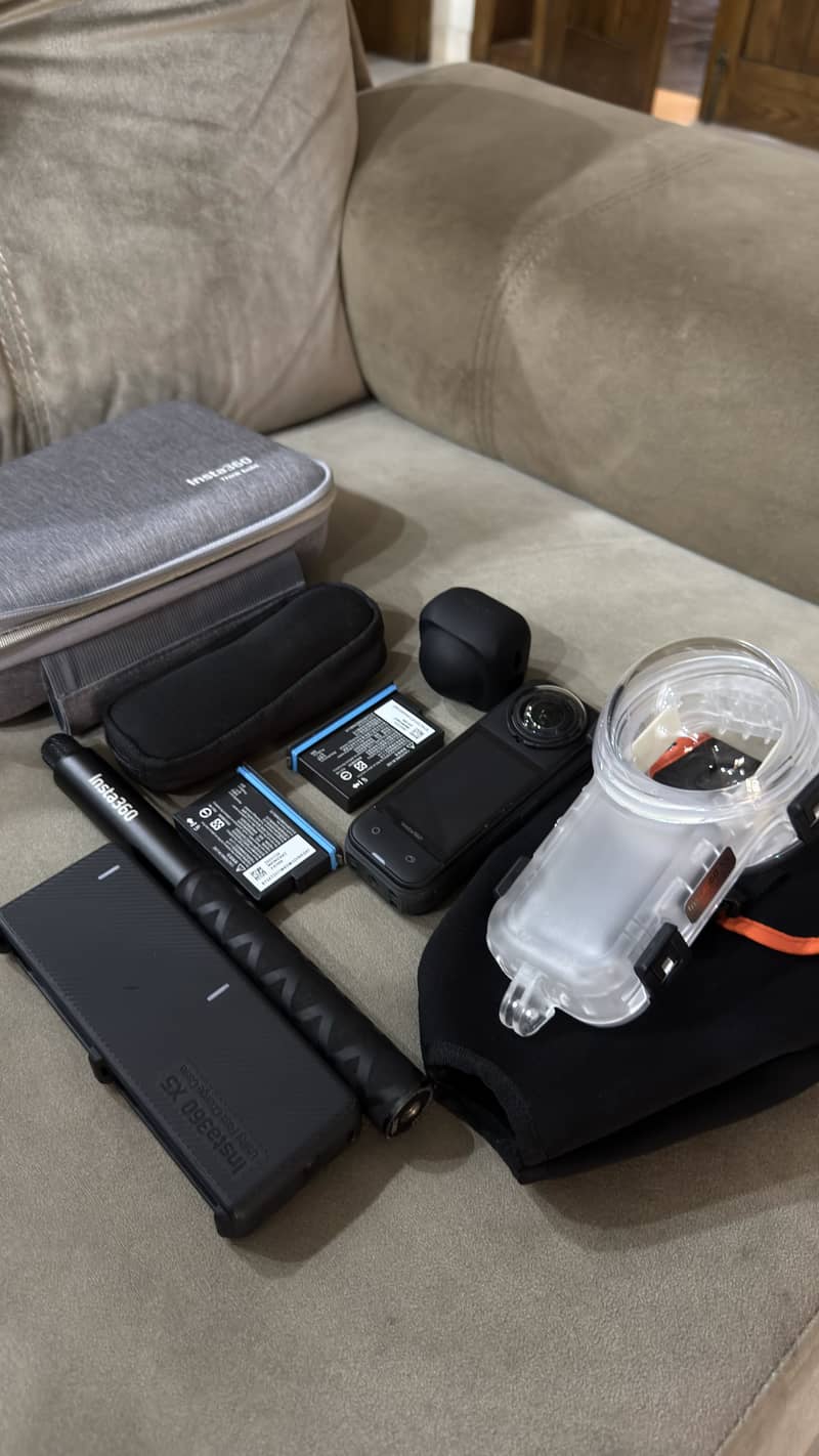 Insta 360 x5 Essential Bundle & Dive Case Complete Box 1