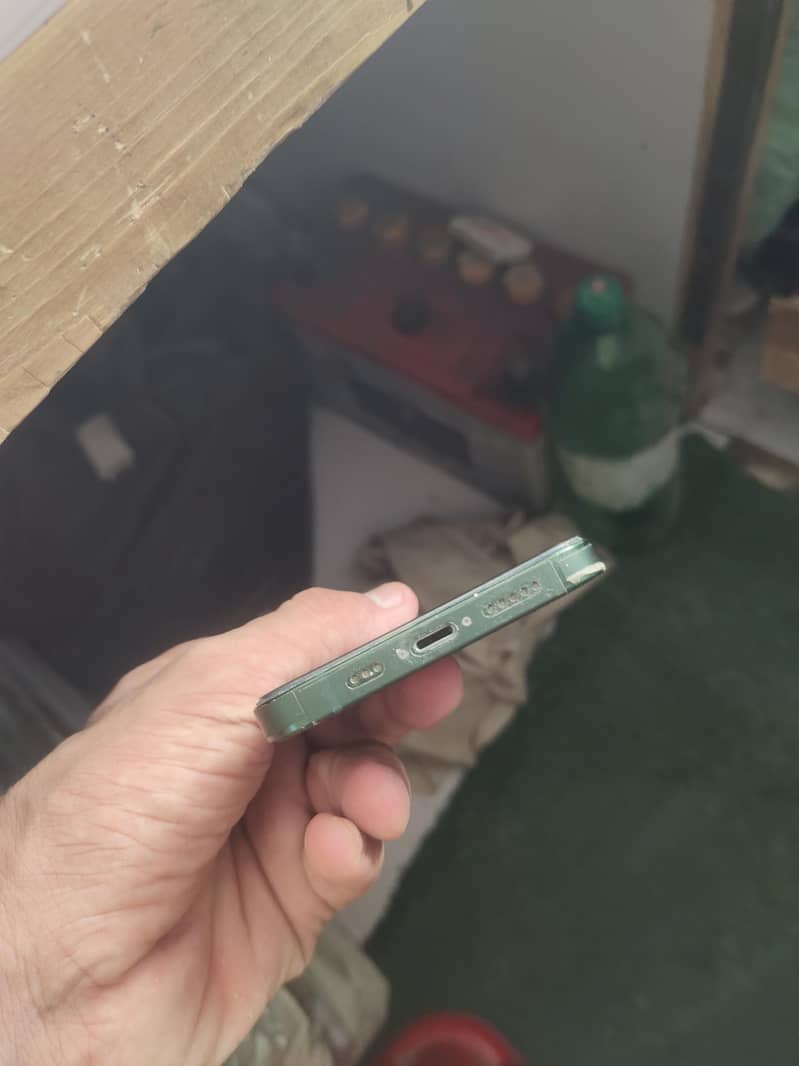 Apple iPhone 13 2