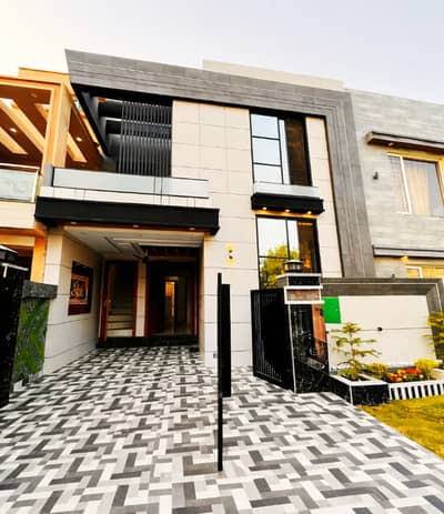 10 MARLA OWNER BUILT USED HOUSE ON LOWEST PRICE WITH SOLAR & GASS INSTALLED AVAILABLE FOR SALE IN BAHRIA TOWN