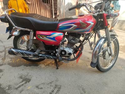 Honda 125 red color