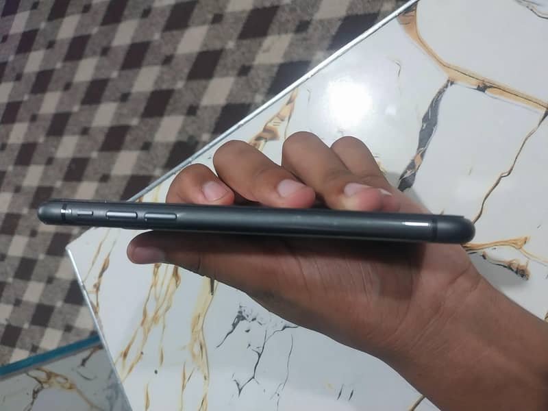 Apple iPhone 11 4