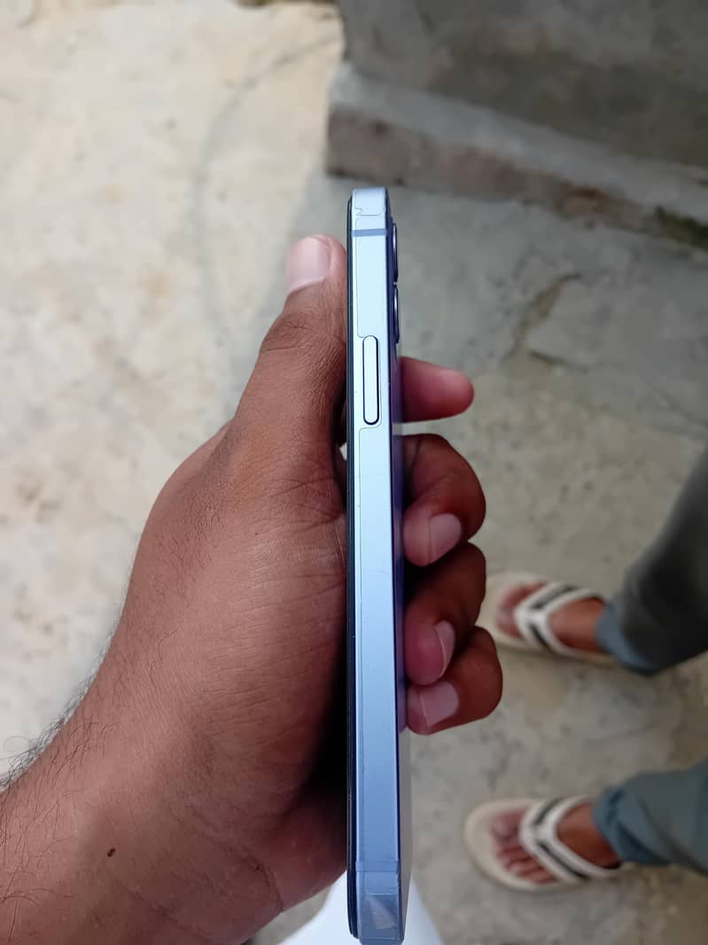 Apple iPhone 12 4