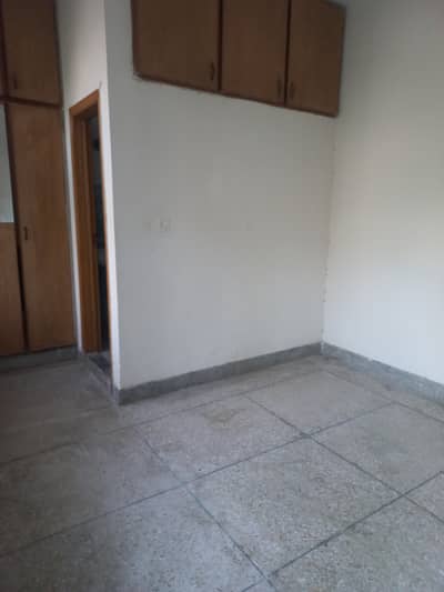 G10Ground portion for rent coner house