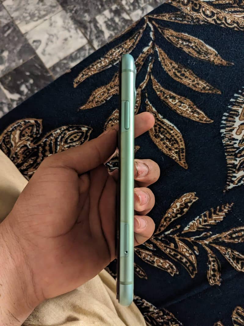 Apple iPhone 11 4