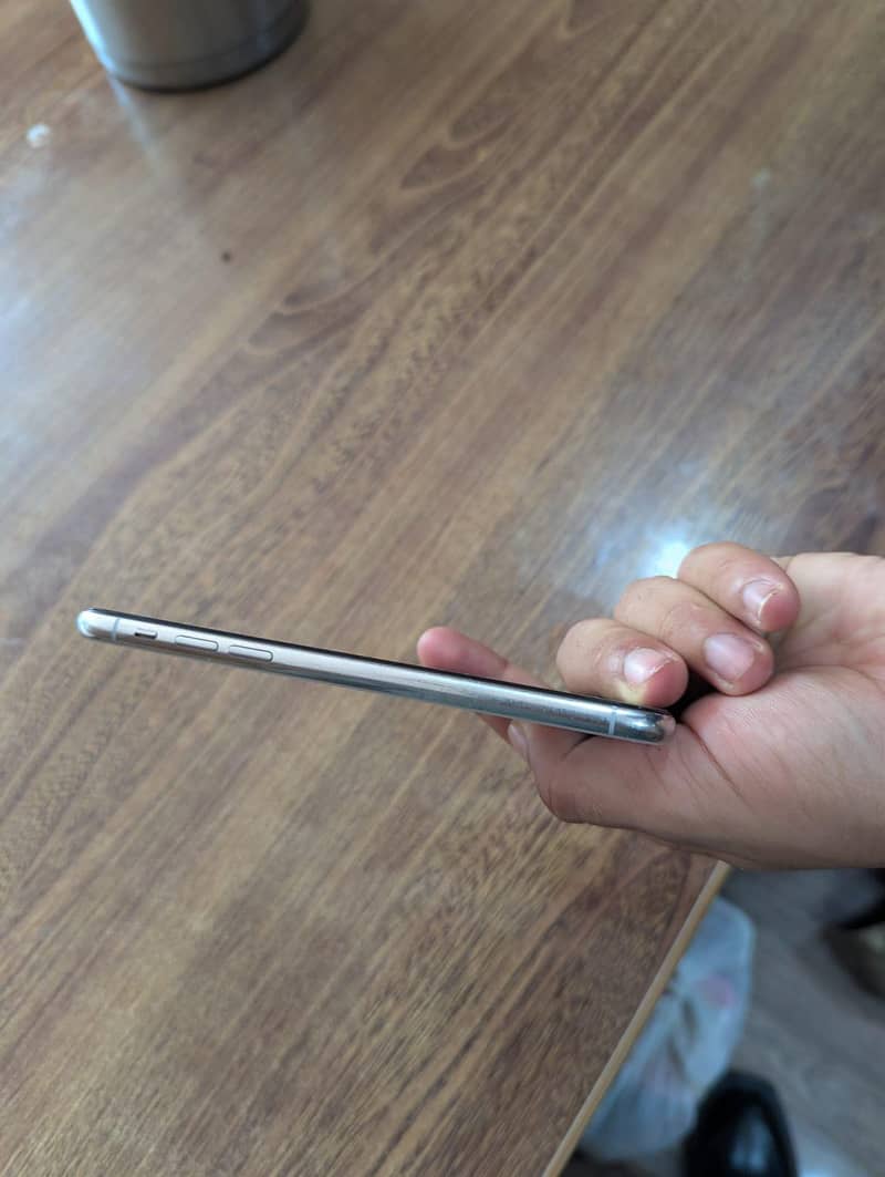 Apple iPhone X 4