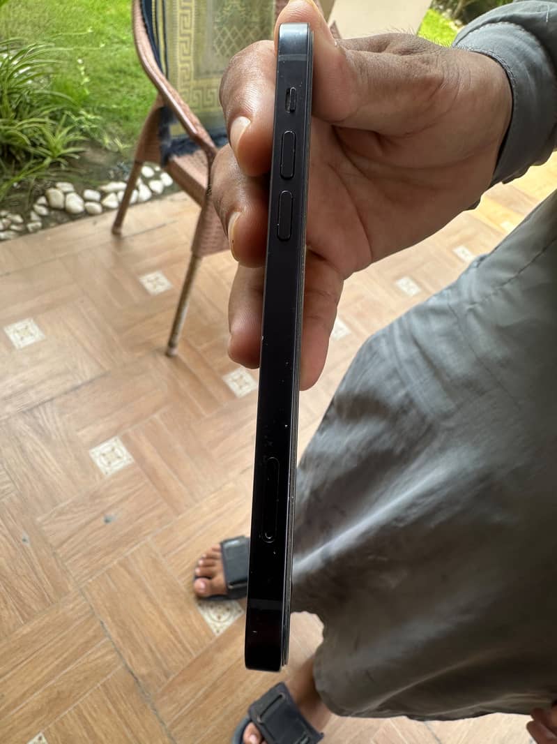Apple iPhone 12 3