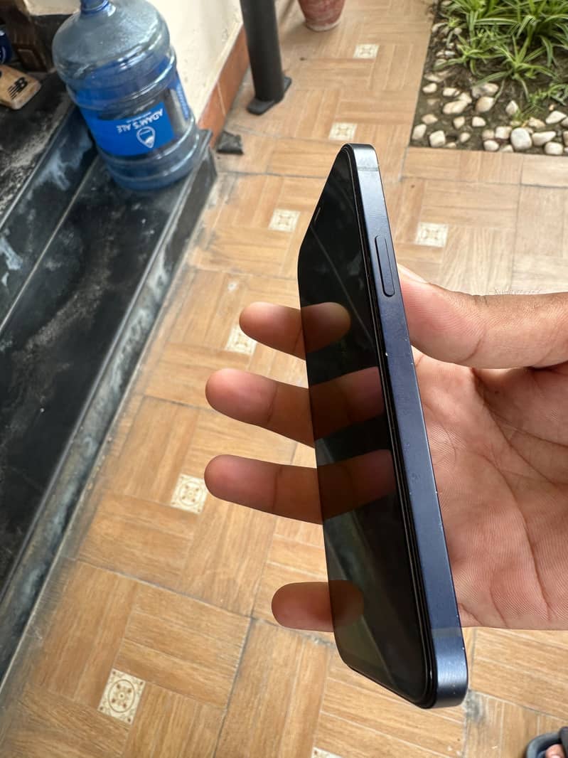 Apple iPhone 12 4