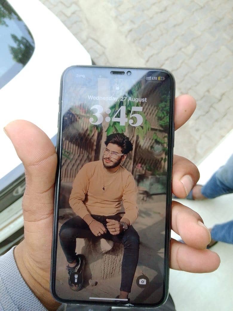 Apple iPhone 11 Pro Max 4
