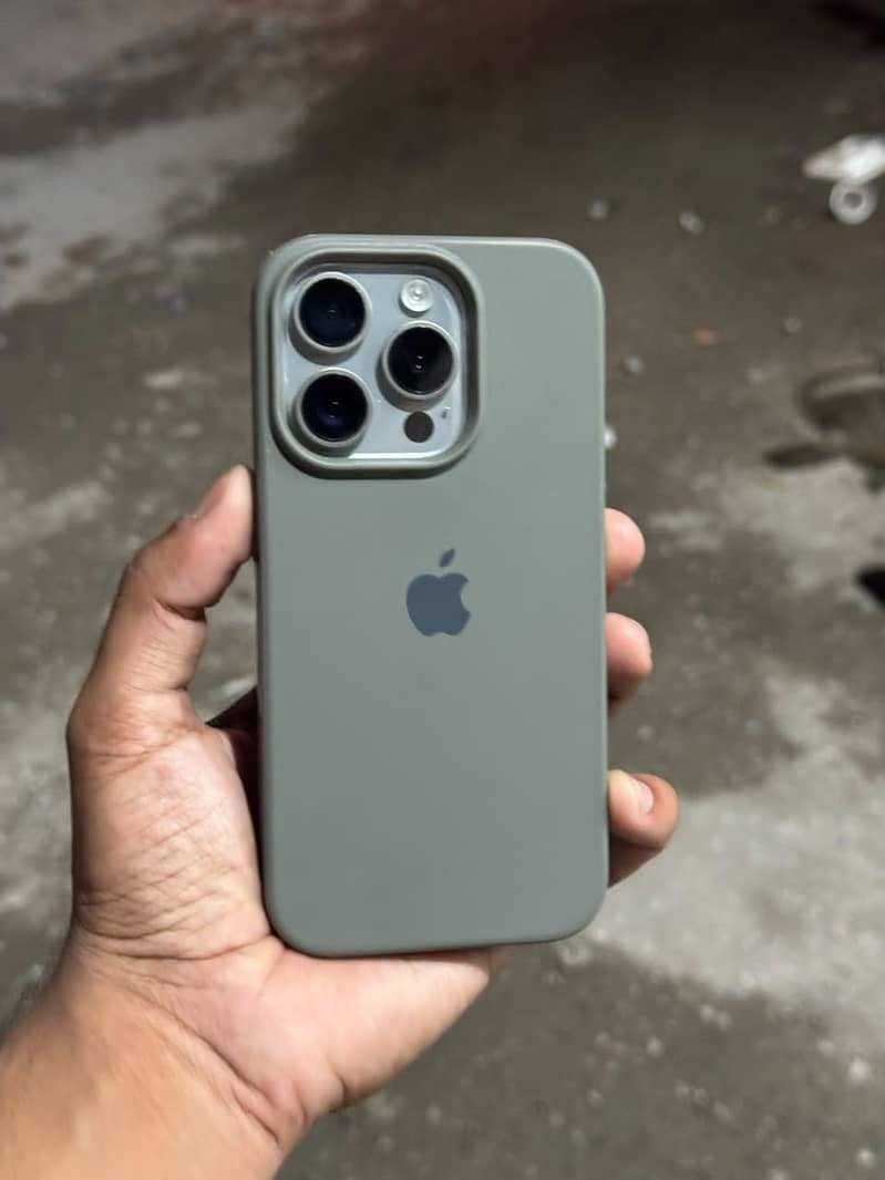 Apple iPhone 15 Pro 3