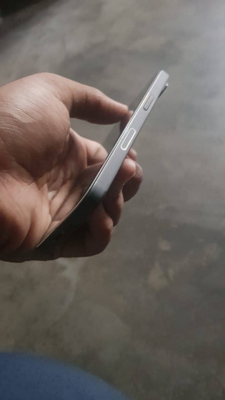 iPhone 13 4