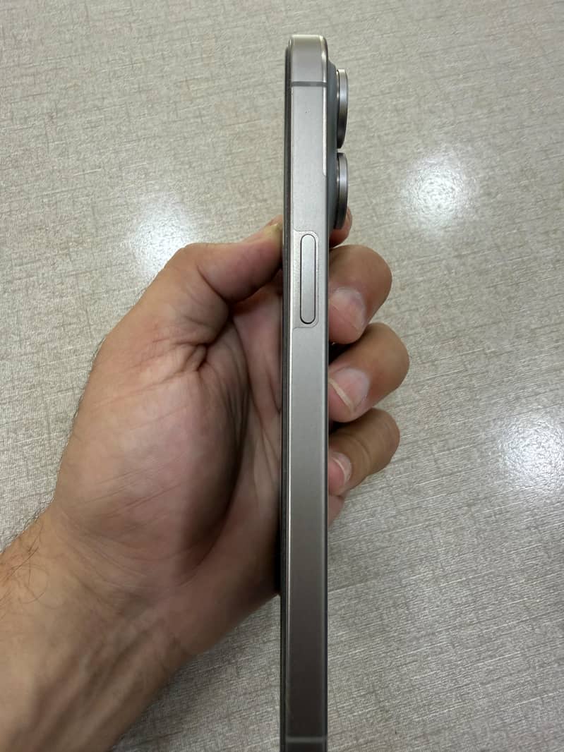 iPhone 15 Pro Max 4