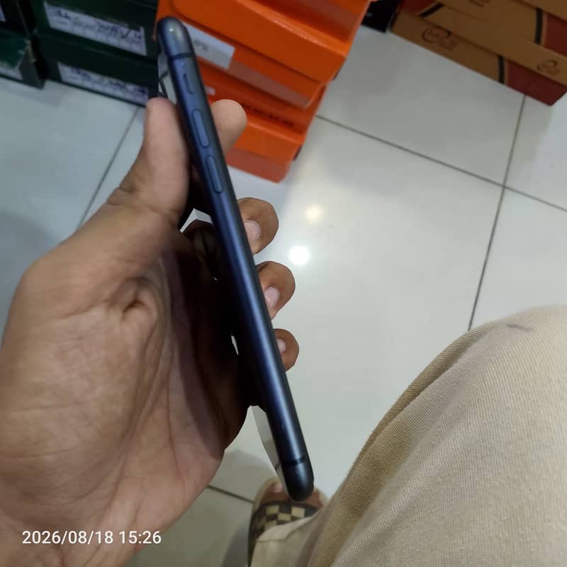Apple iPhone 11 4