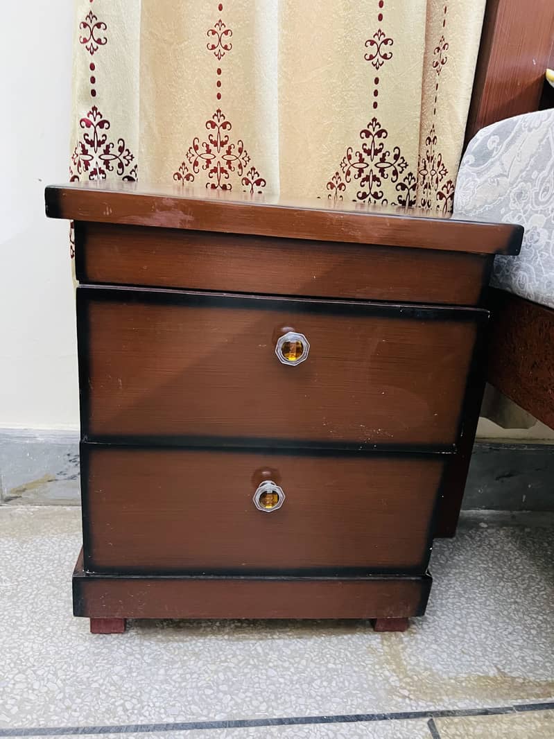 Bed set with side table and dressing table 3