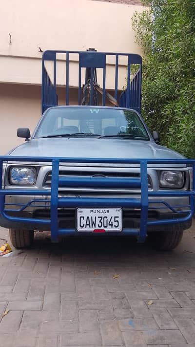 HILLUX 2003 LOADING TRUCK