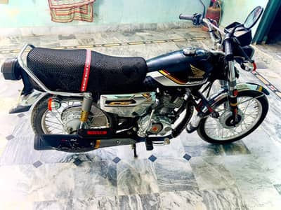 Honda 125 self start black 2025 model (26 sticker)