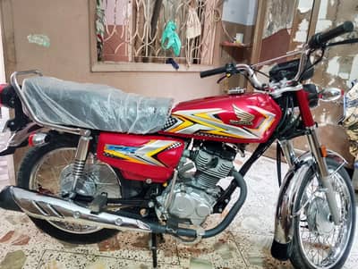 Honda 125 red All ok both Kam chli hai ya bus jumma chlata ho baqi 70t
