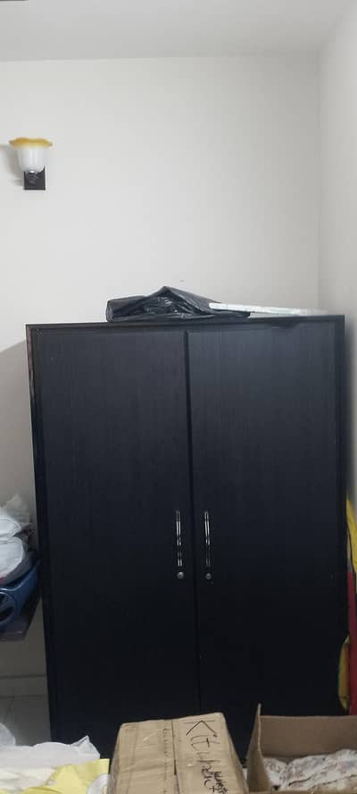 Almmari (Black)