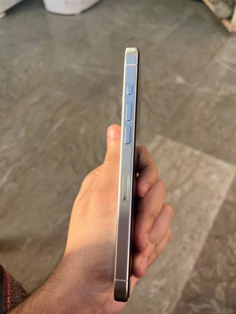 Apple iPhone 15 Pro Max 4