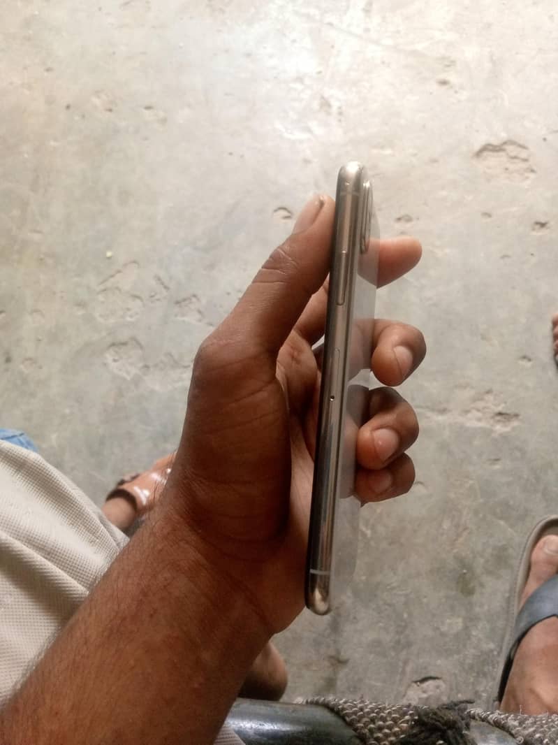 Apple iPhone X 4