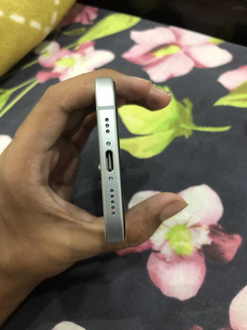 Apple iPhone 15 4