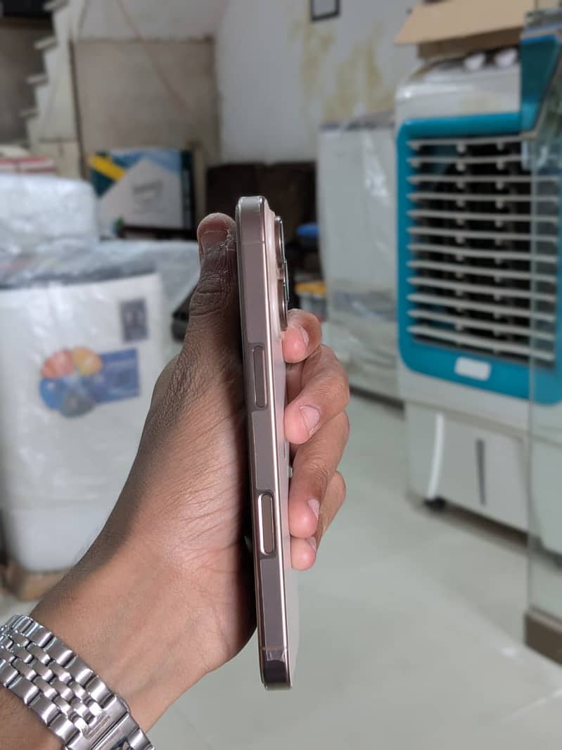 Apple iPhone 16 Pro 3