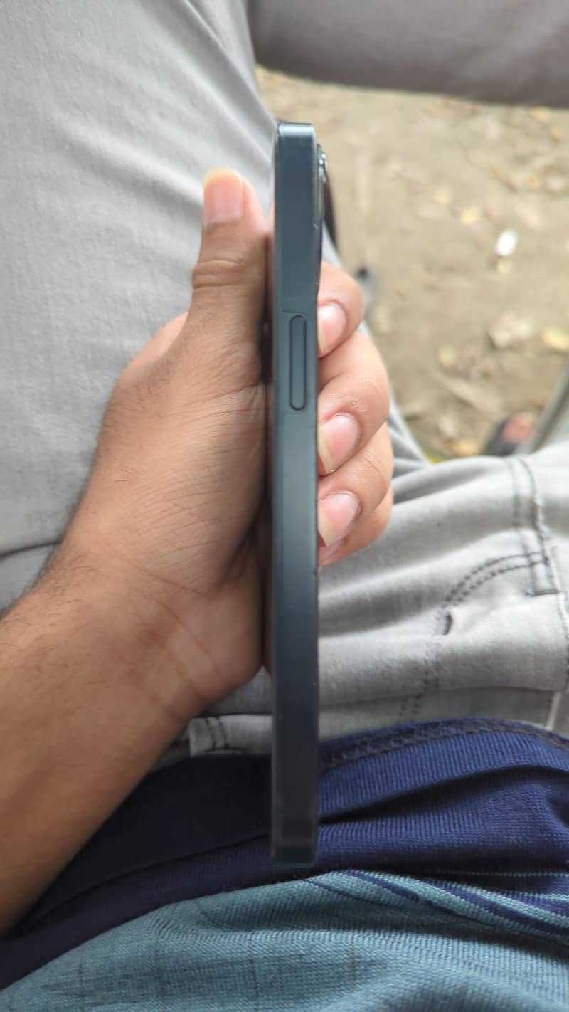 Apple iPhone 13 2