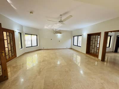 G-6/3 1633 square yead Single Story House 5 Bedrooms with Attached Bathroom Drawing Dining Lounge Kitchen Front Garden Back Swimming Pool 03 kanal house Fully renovated