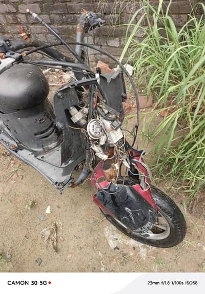 electric scooty bettery kahrab hai bus baki ap photo Mai dehk Santa ho