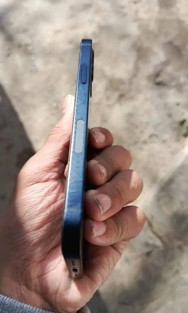 Apple iPhone 12 4